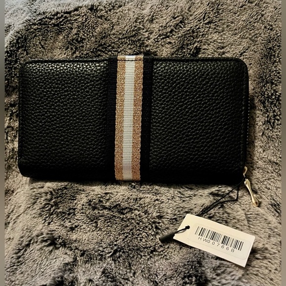 Single zipper multiple compartments. - Picture 1 of 4